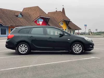 Opel Astra J Рестайлинг — фото 4